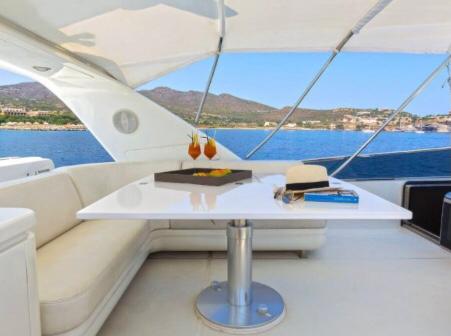   Sanlorenzo 72-luxury yacht- Deck