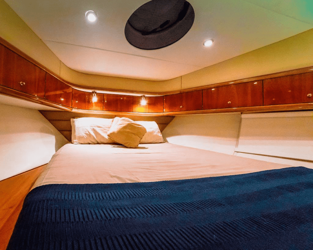 Java Sunseeker Yacht-bedroom