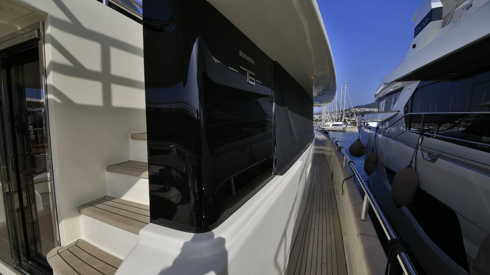 Yacht Sideview azimut magellano 76